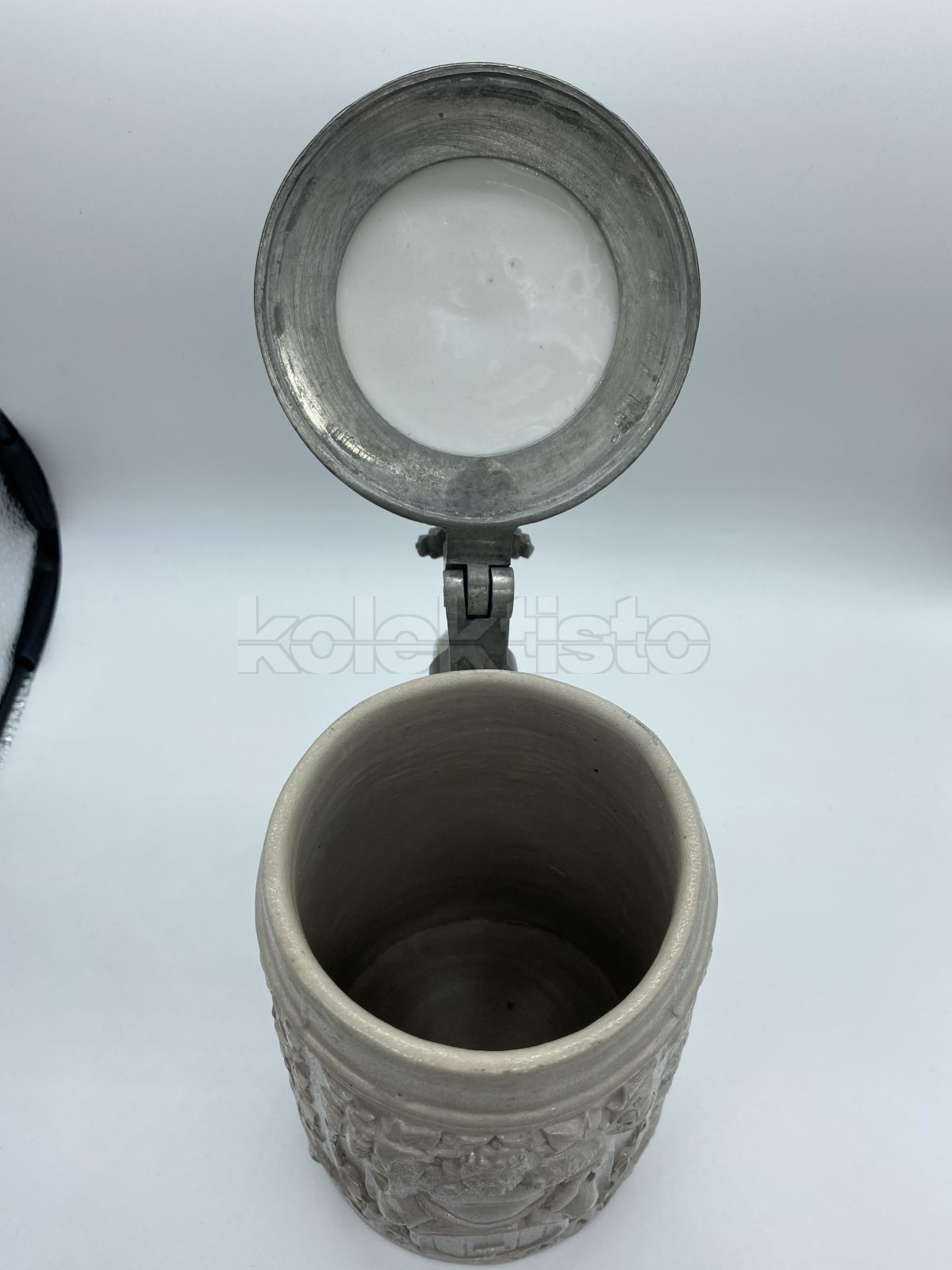 Keramický korbel s cínovým víčkem s porcelánovým víčkem, pivní tématika