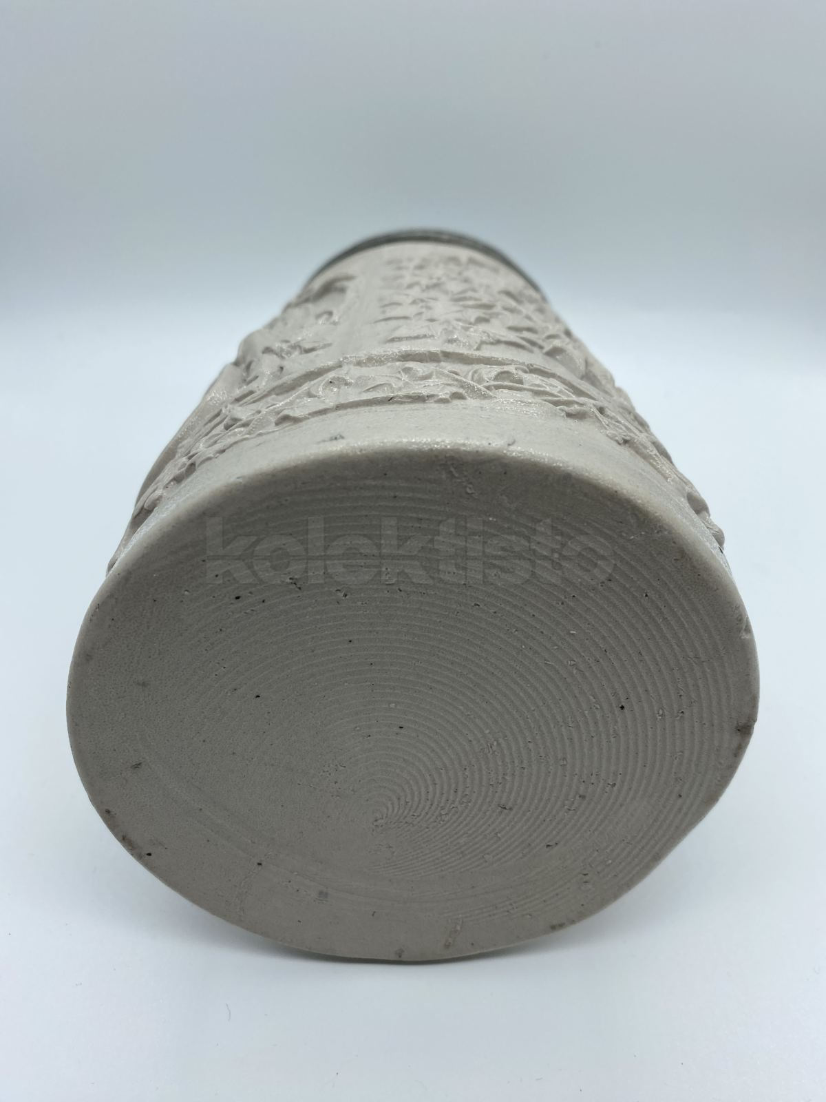 Keramický korbel s cínovým víčkem s porcelánovým víčkem, pivní tématika