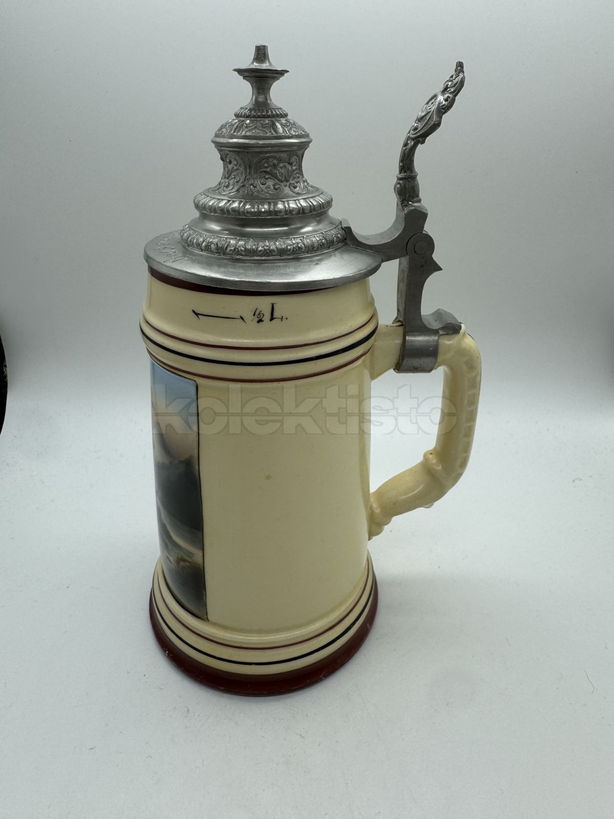 Porcelánový korbel s cínovým víkem a malbou s loveckým motivem, na dně průsvitka