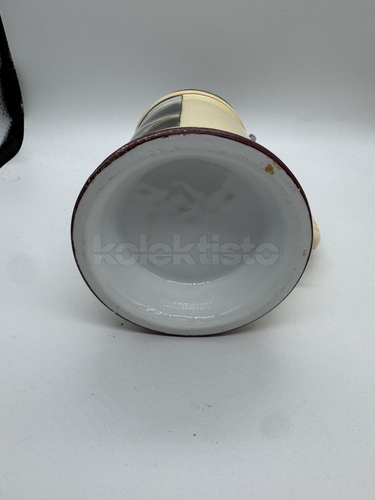 Porcelánový korbel s cínovým víkem a malbou s loveckým motivem, na dně průsvitka