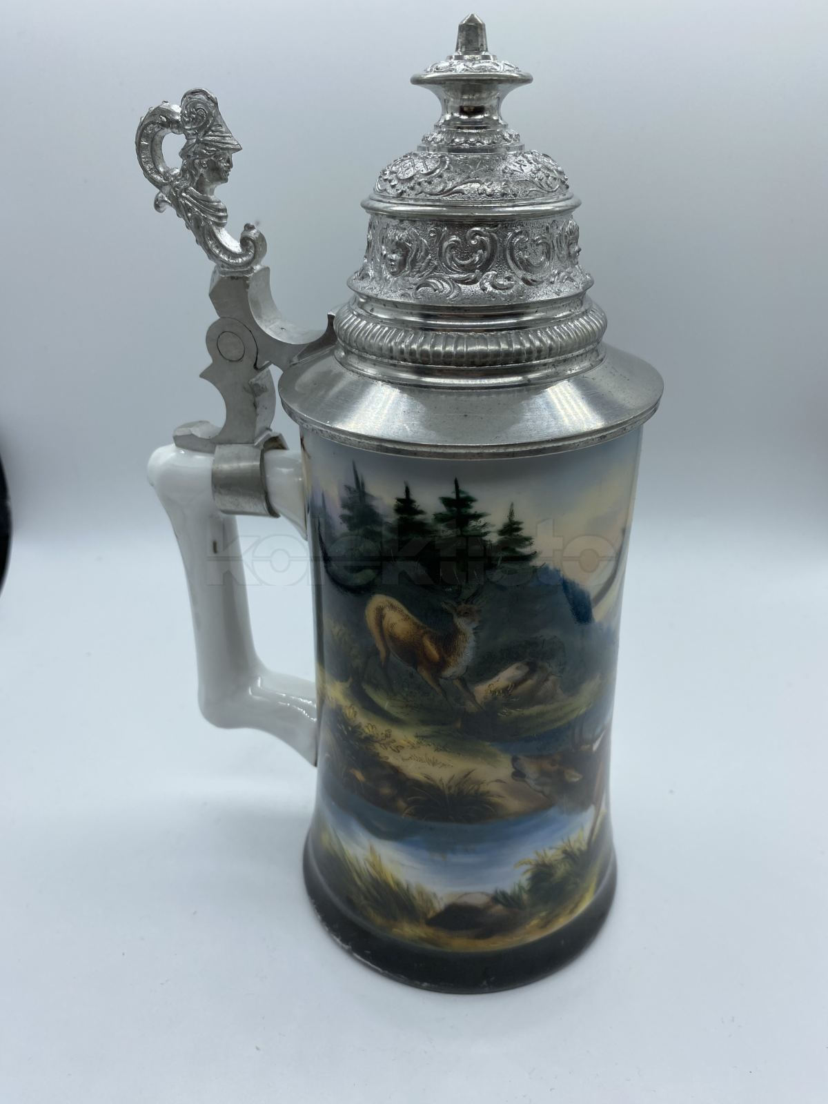 Porcelánový korbel s cínovým víkem sprůsvitkou a malbou loveckého motivu