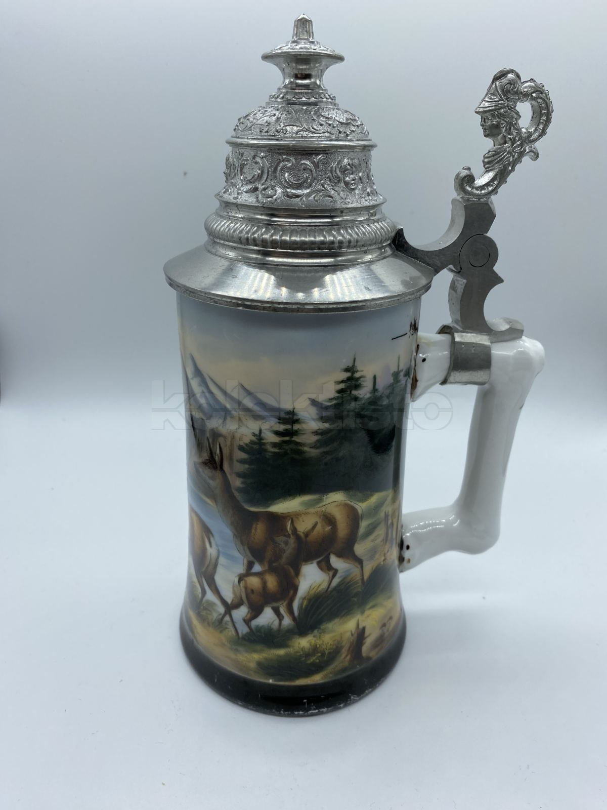 Porcelánový korbel s cínovým víkem sprůsvitkou a malbou loveckého motivu