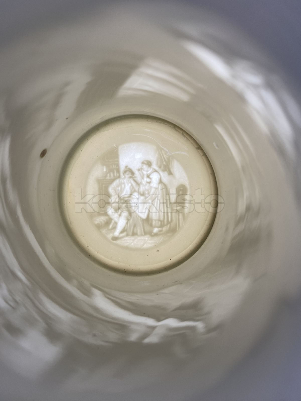Porcelánový korbel s cínovým víkem a s průsvitkou a malbou sedláckého motivu