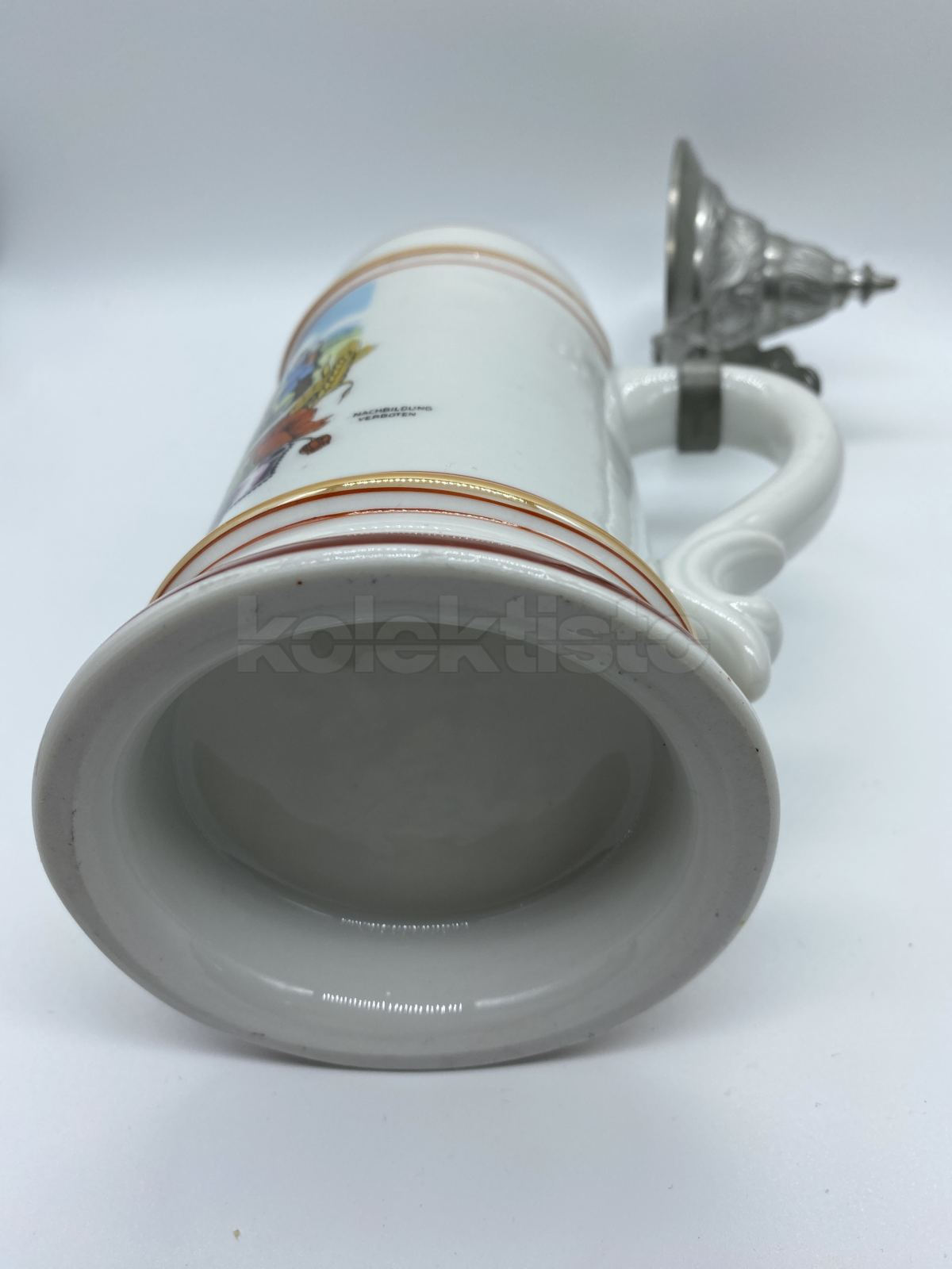 Porcelánový korbel s cínovým víkem a s průsvitkou a malbou sedláckého motivu