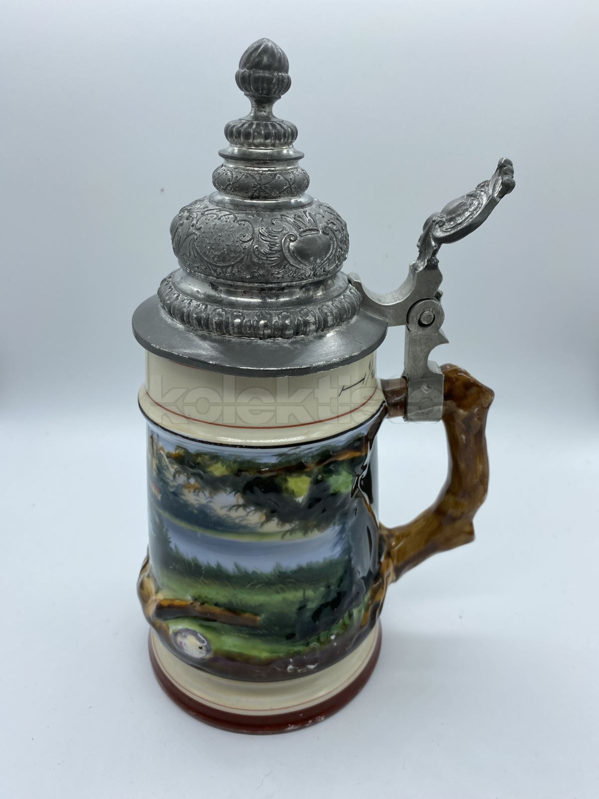 Porcelánový korbel s cínovým víkem s průsvitkou a malbou