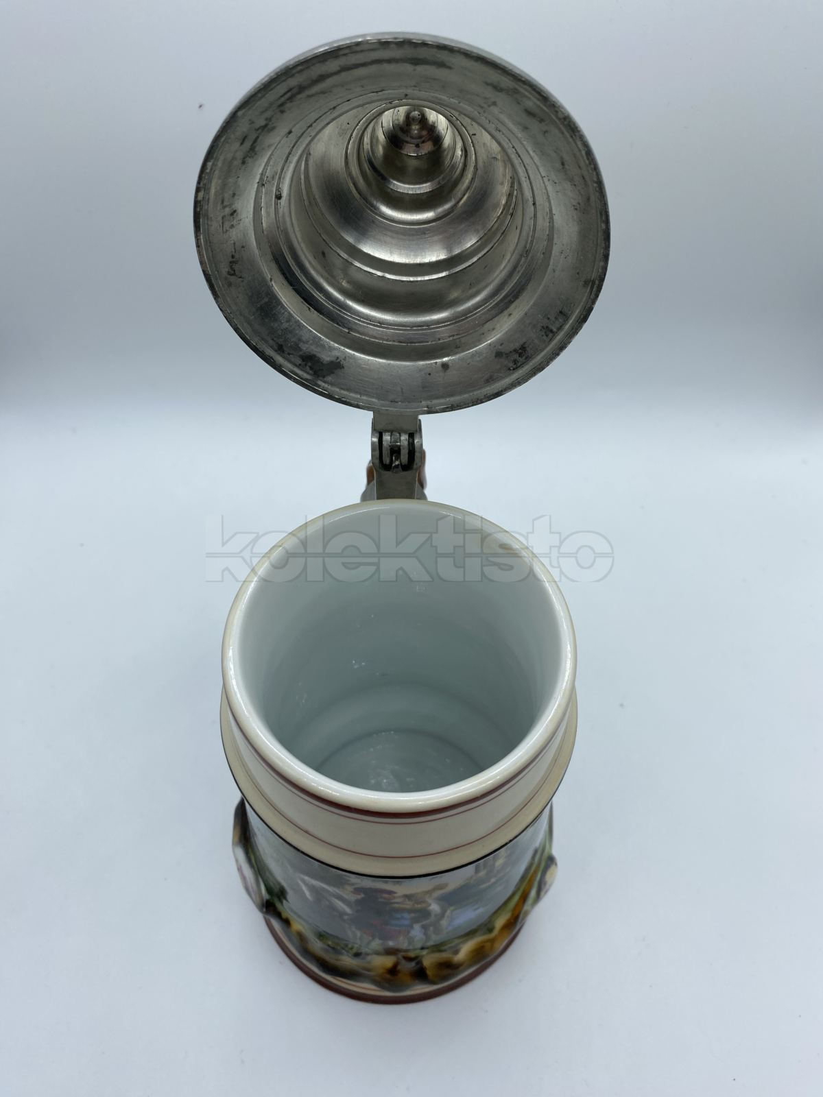 Porcelánový korbel s cínovým víkem s průsvitkou a malbou