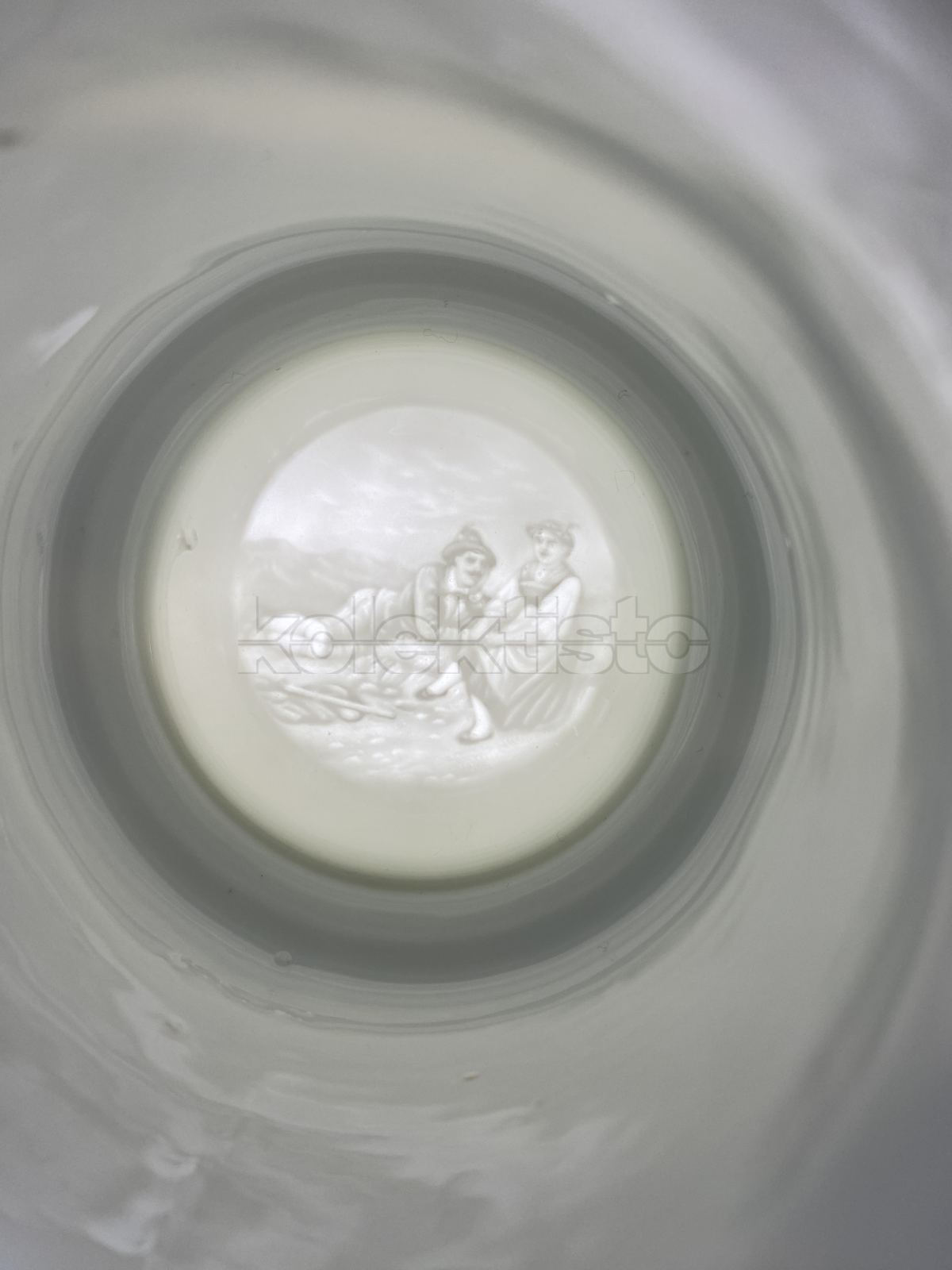 Porcelánový korbel s cínovým víkem s průsvitkou a malbou