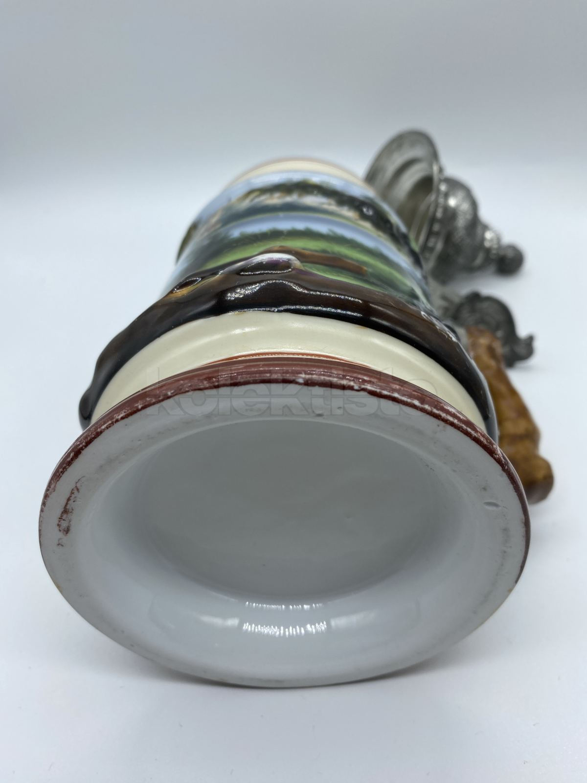 Porcelánový korbel s cínovým víkem s průsvitkou a malbou