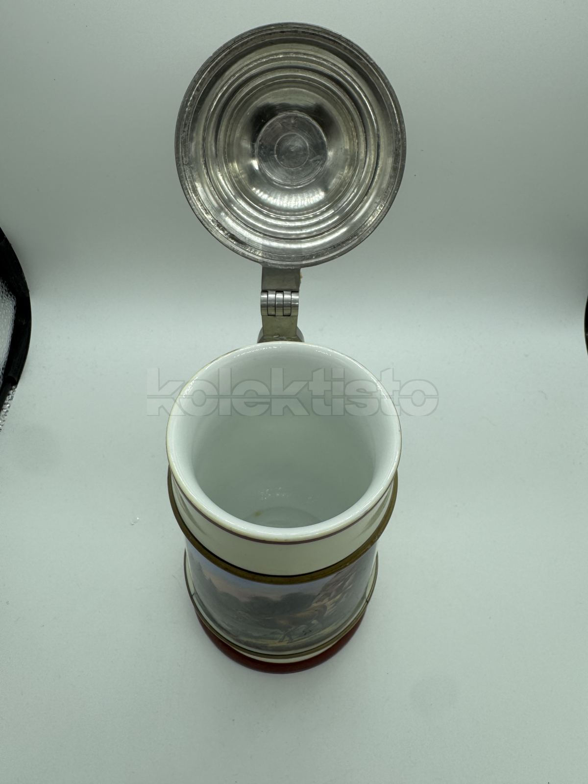 Porcelánový korbel s průsvitkou a loveckým motivem