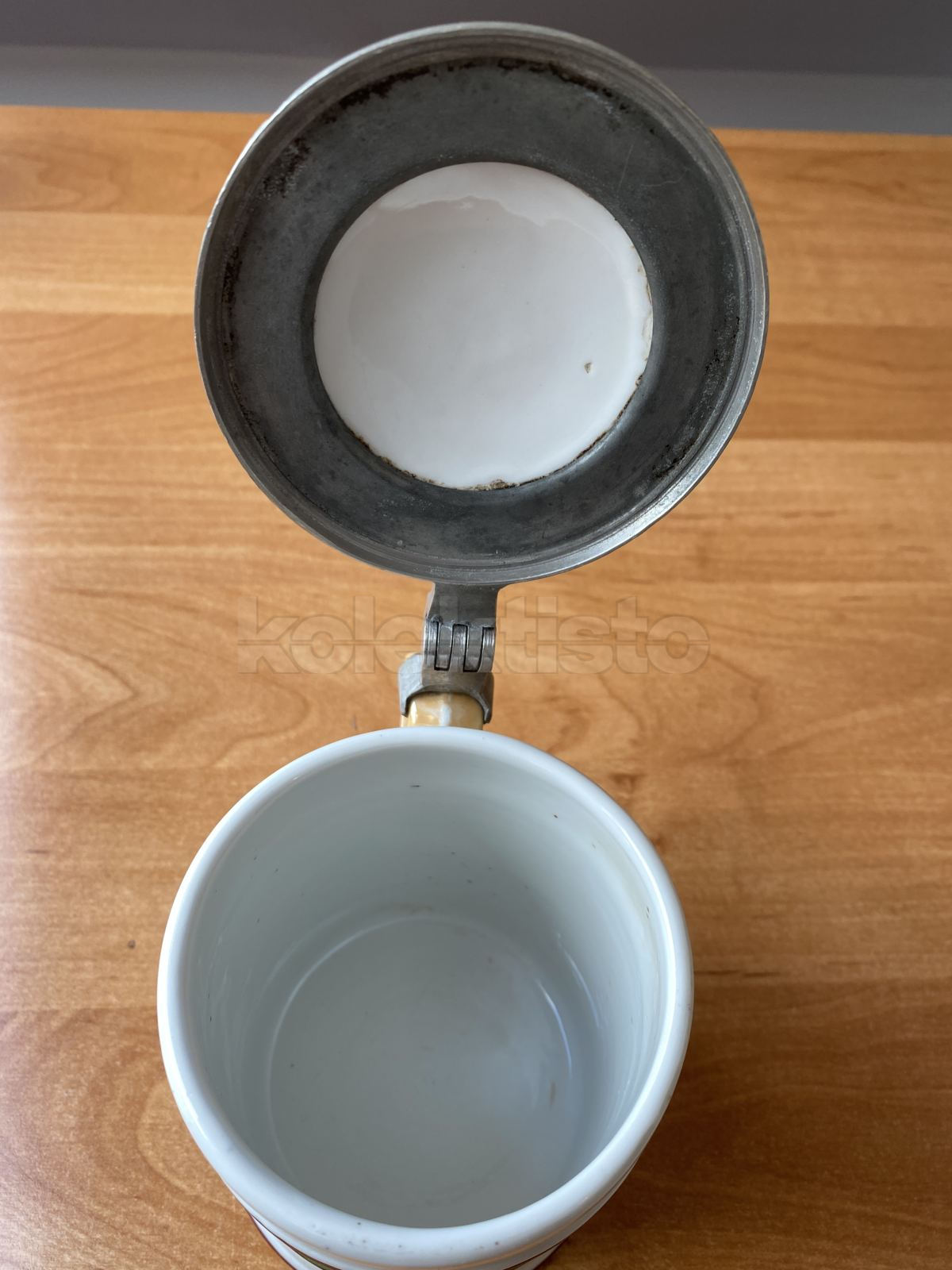 Porcelánový korbel s víkem