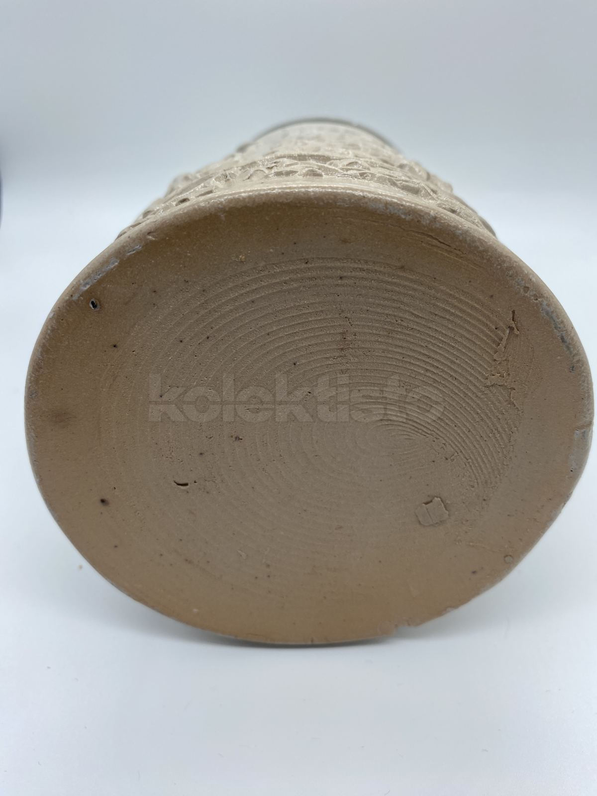 Keramický korbel s loveckou tématikou
