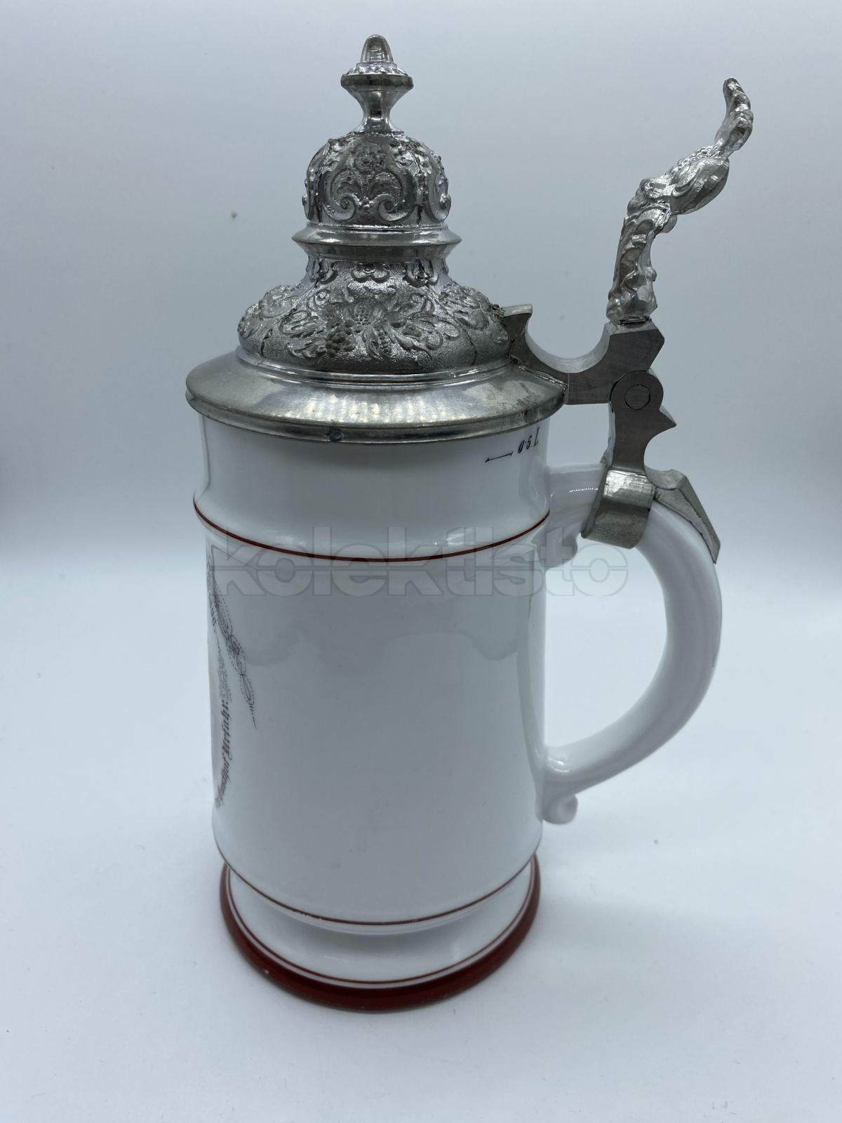 Porcelánový korbel s cínovým víkem, průsvitkou a malbou střeleckého motivu