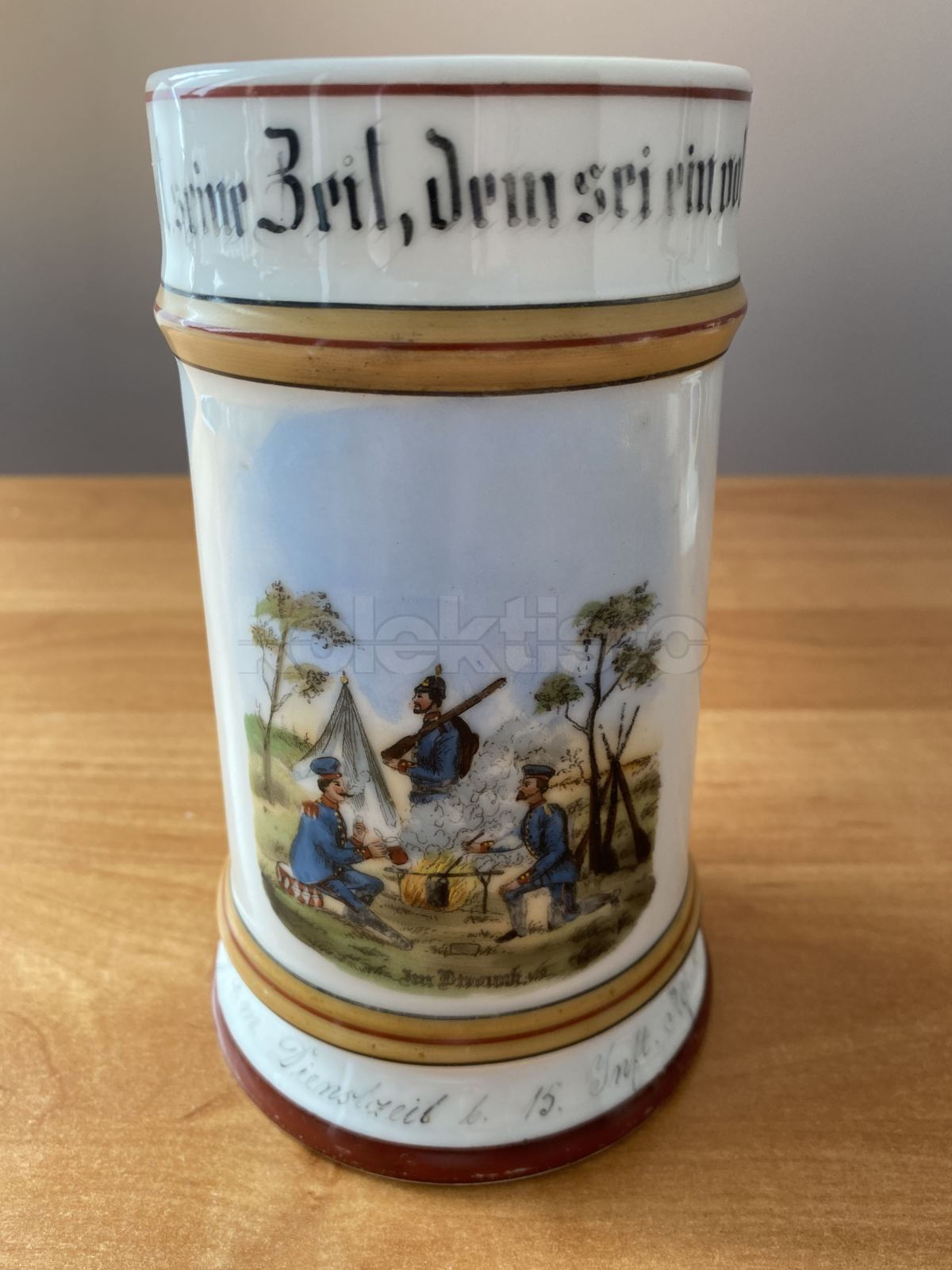 Porcelánový korbel s malbou vojenského motivu
