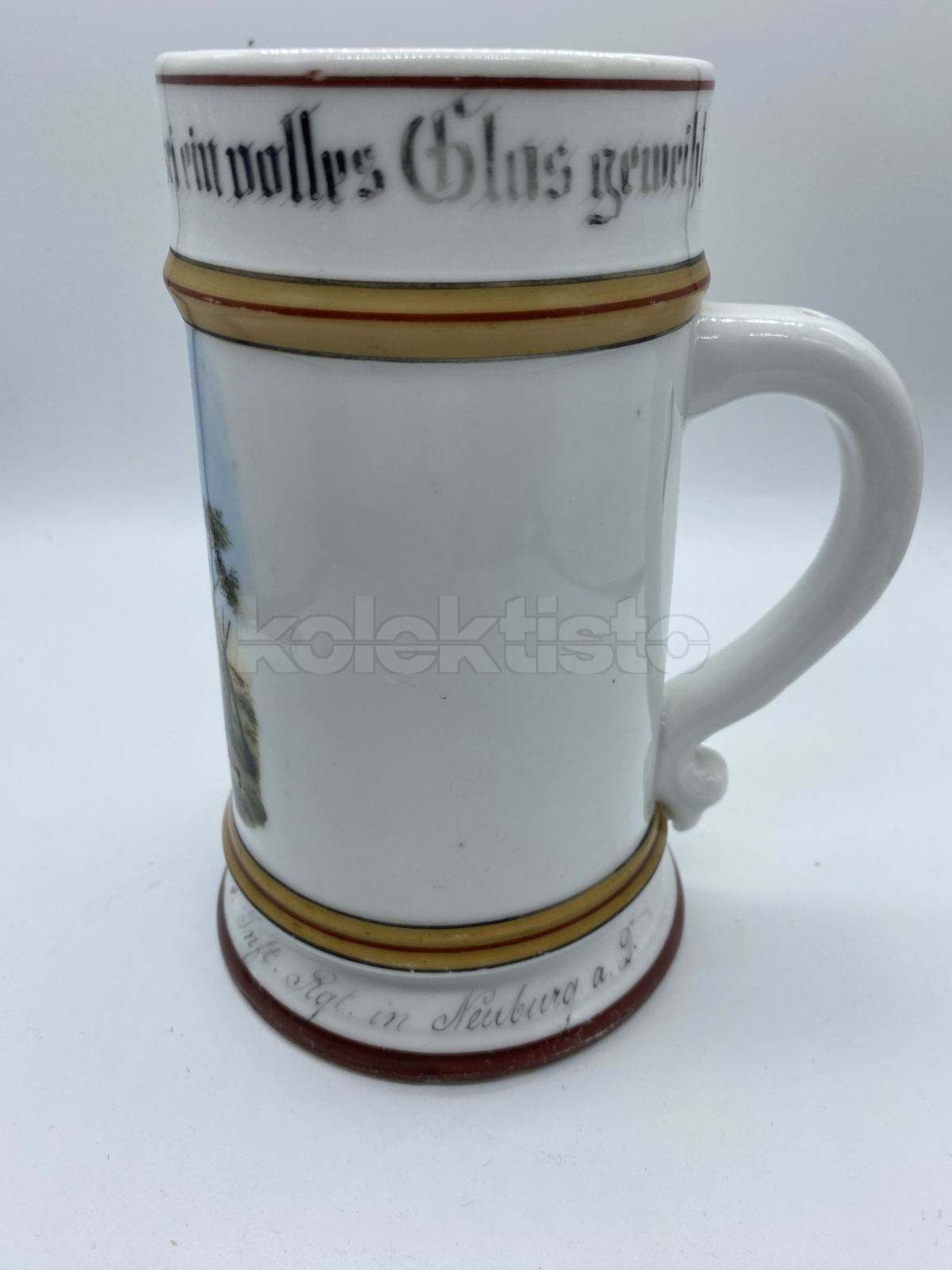 Porcelánový korbel s průsvitkou a malbou vojenského motivu