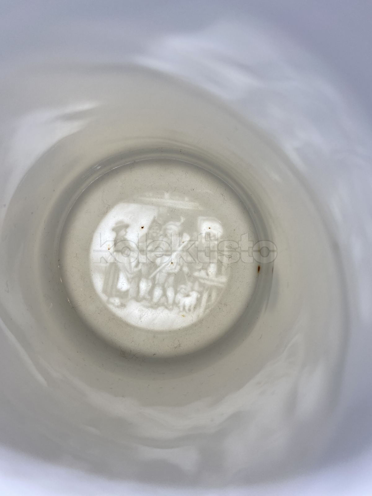Porcelánový korbel s průsvitkou a malbou vojenského motivu