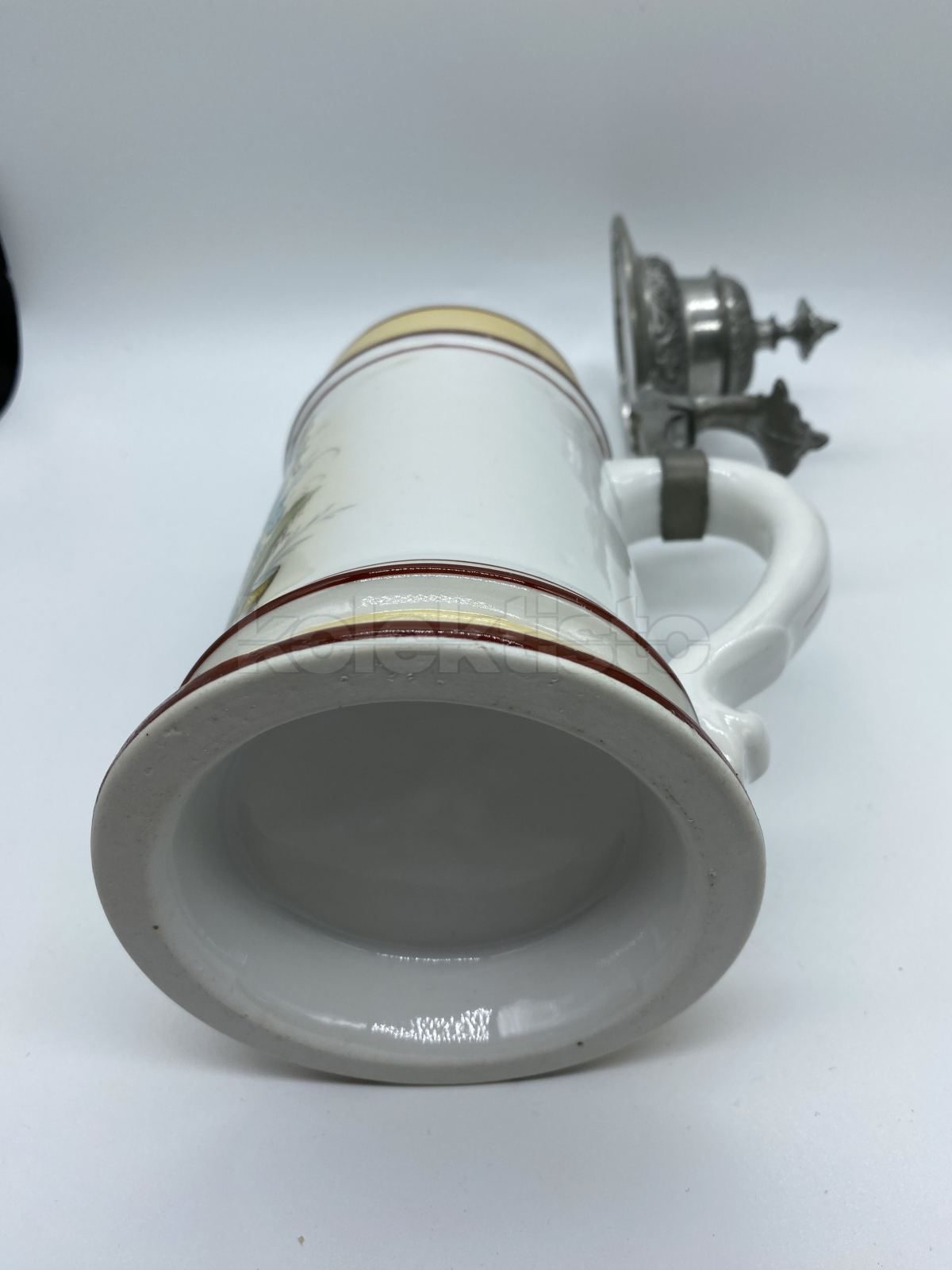 Porcelánový korbel s cínovým víkem, průsvitkou a malbou střeleckého motivu