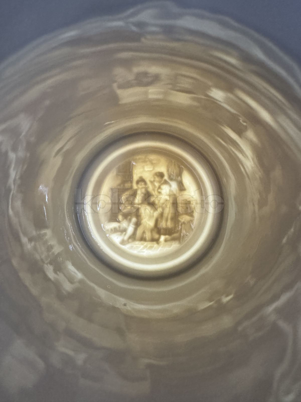 Porcelánový korbel s průsvitkou a erotickou scénou