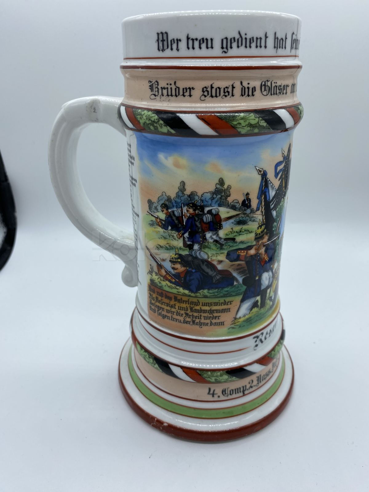 Porcelánový korbel s průsvitkou a malbou vojenského motivu
