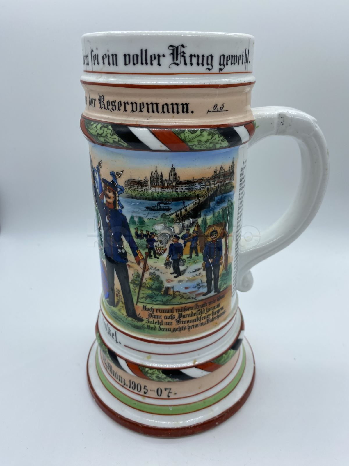 Porcelánový korbel s průsvitkou a malbou vojenského motivu