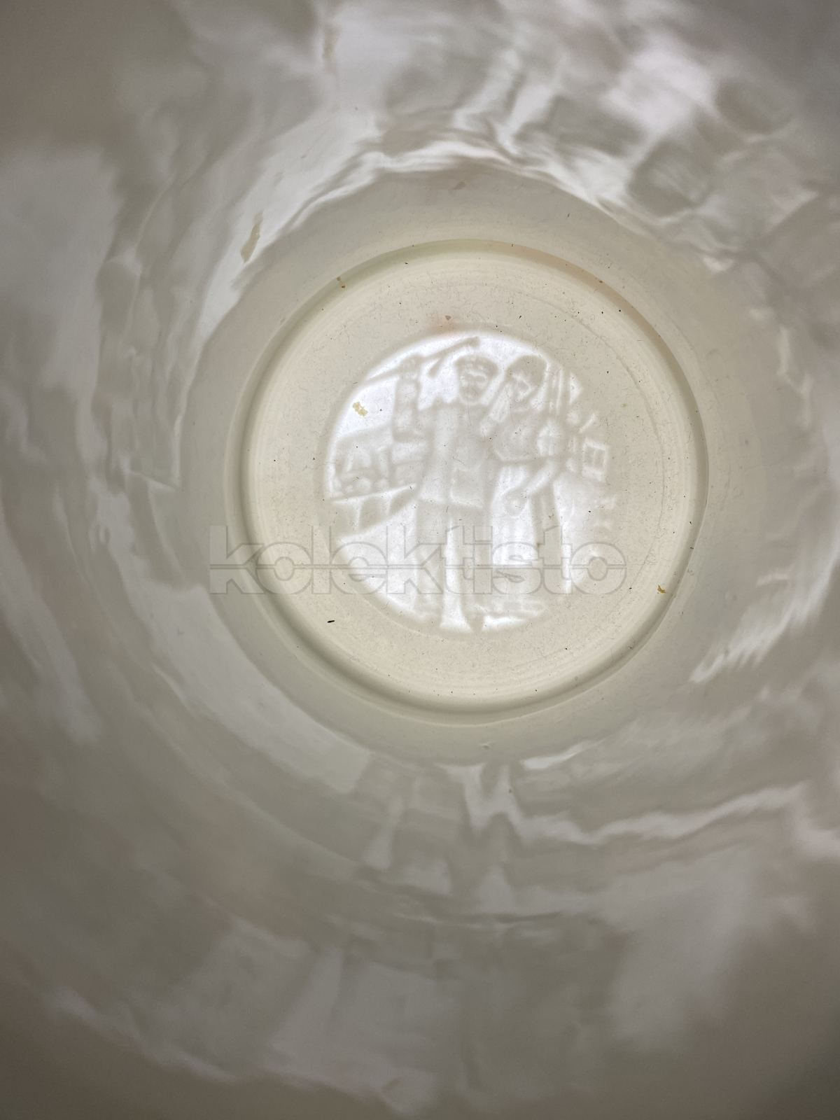 Porcelánový korbel s průsvitkou a malbou vojenského motivu