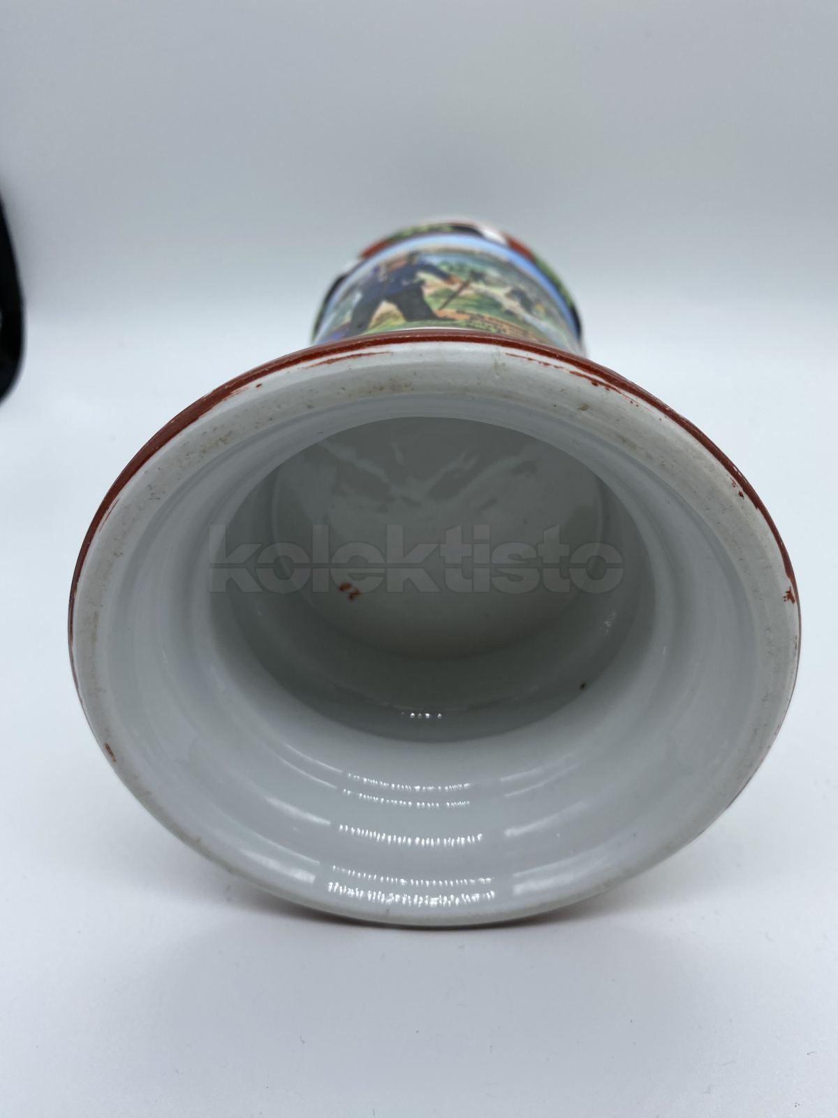 Porcelánový korbel s průsvitkou a malbou vojenského motivu
