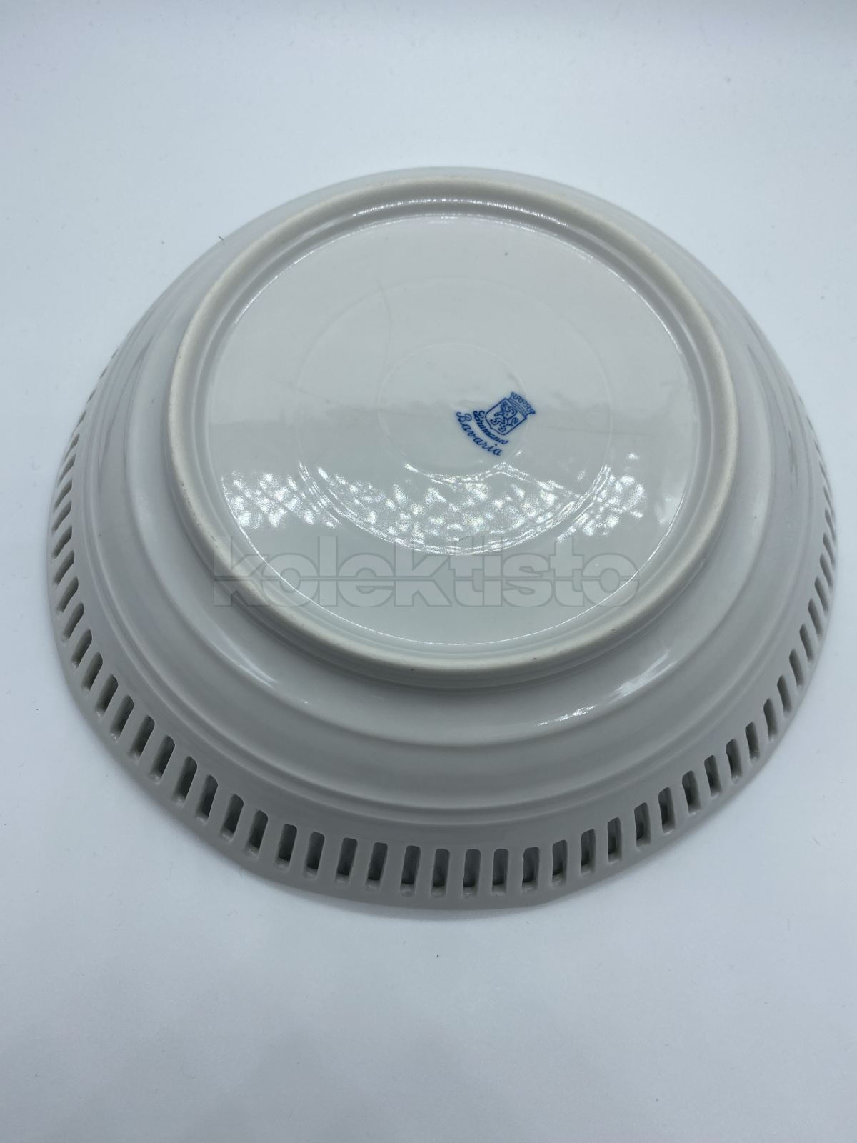 Porcelánová děrovaná miska, rok ca 1920