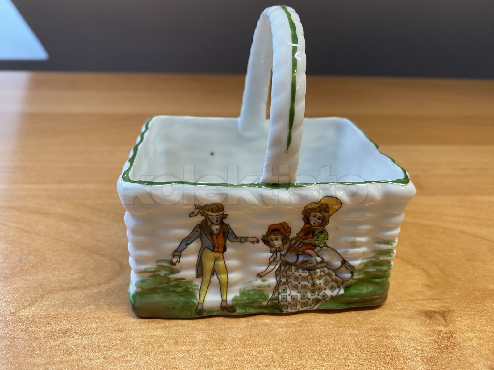 Porcelánový košíček