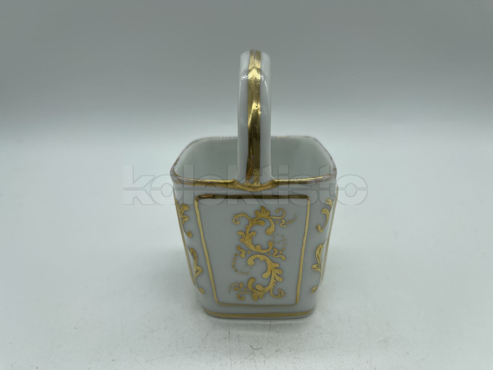Porcelánový košíček