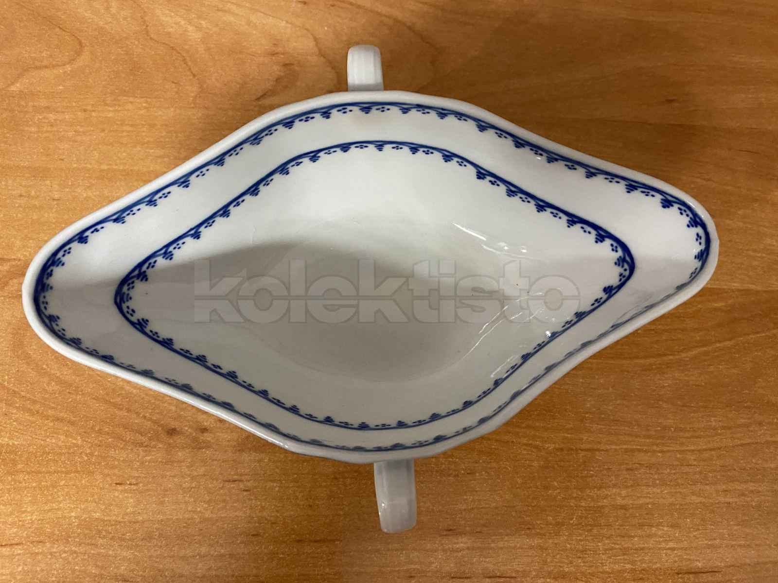 Porcelánový omáčník, modré zdobení pod lazurou