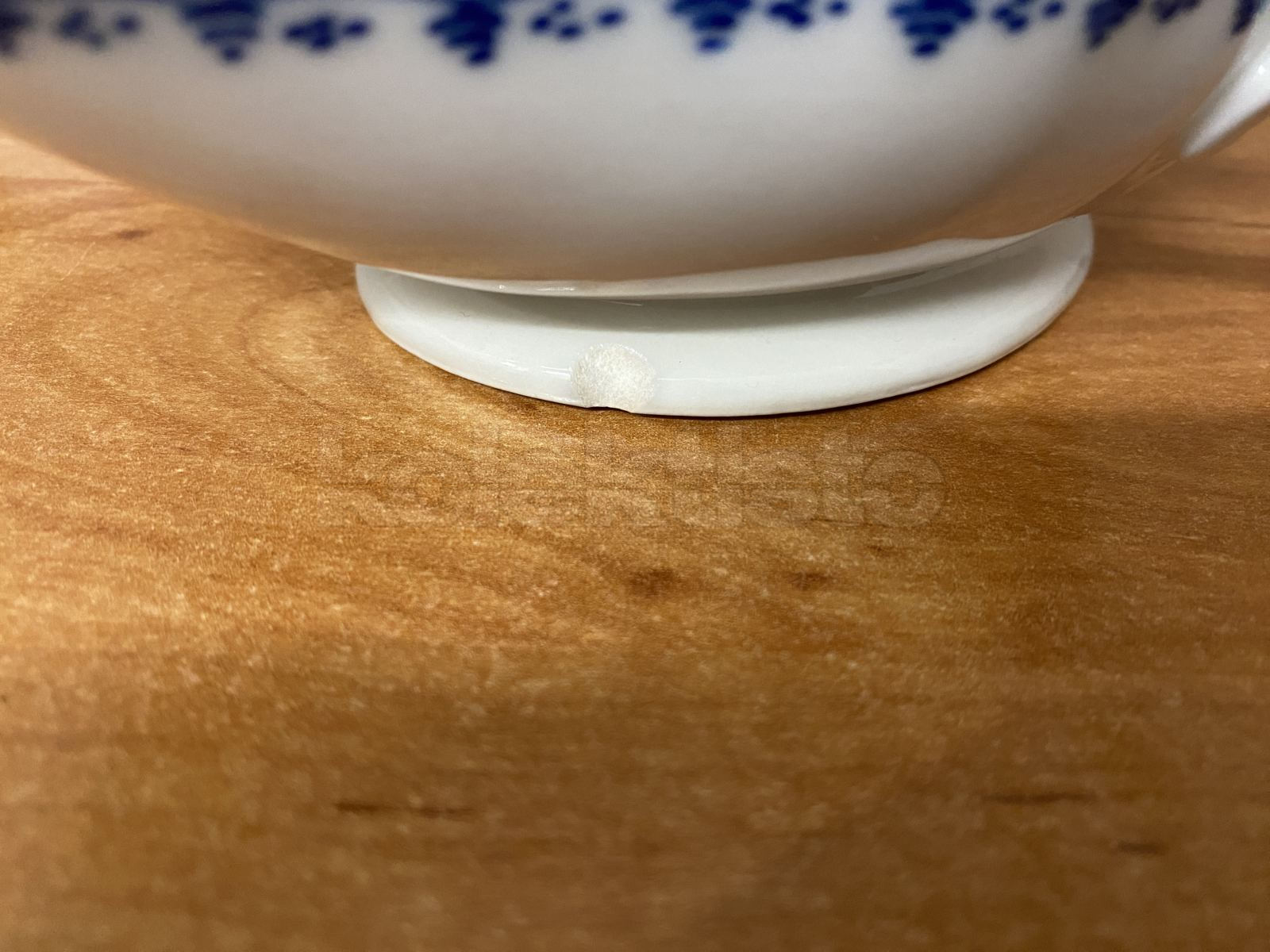 Porcelánový omáčník, modré zdobení pod lazurou