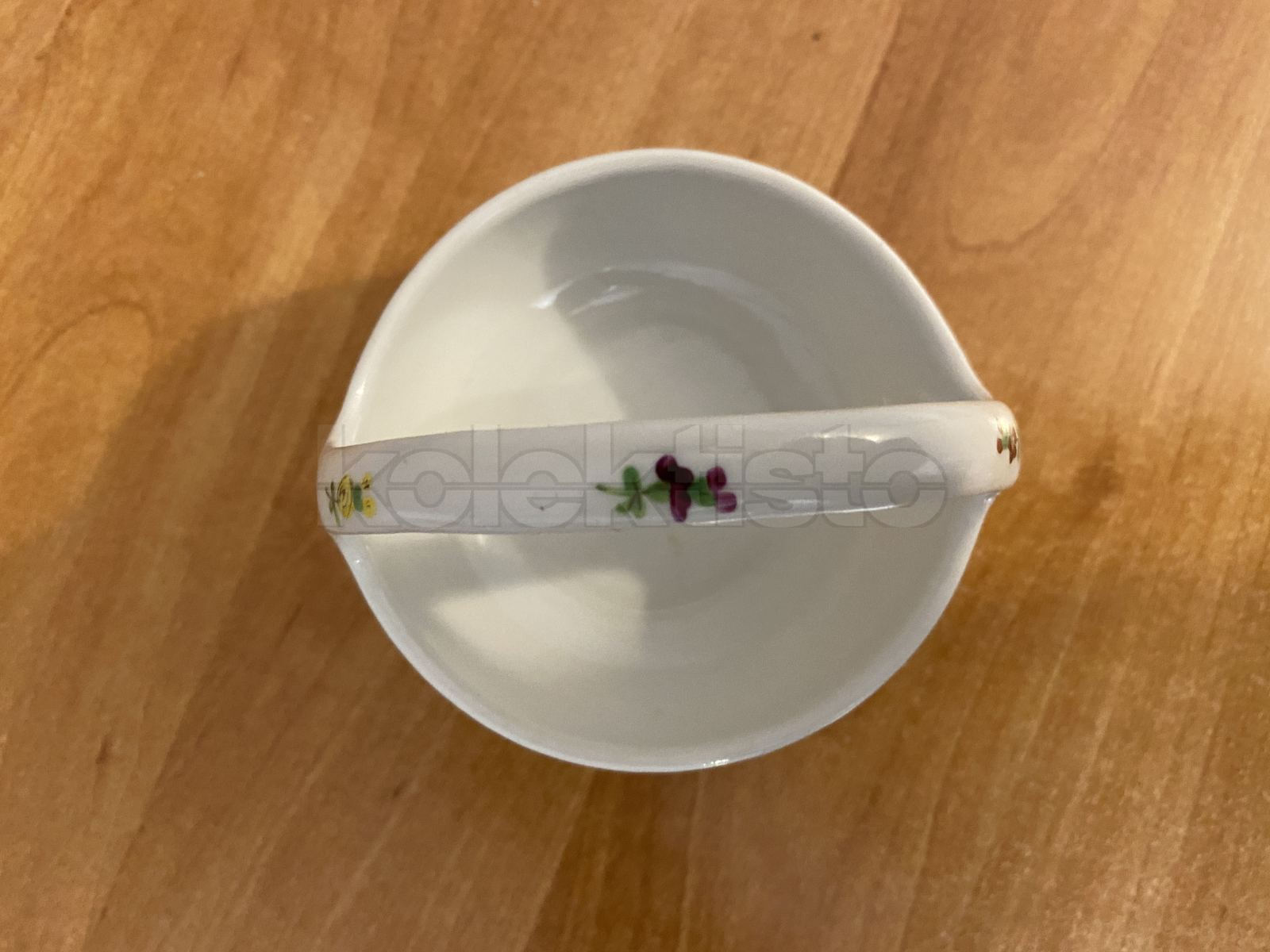 Porcelánový košíček zdobený malbou