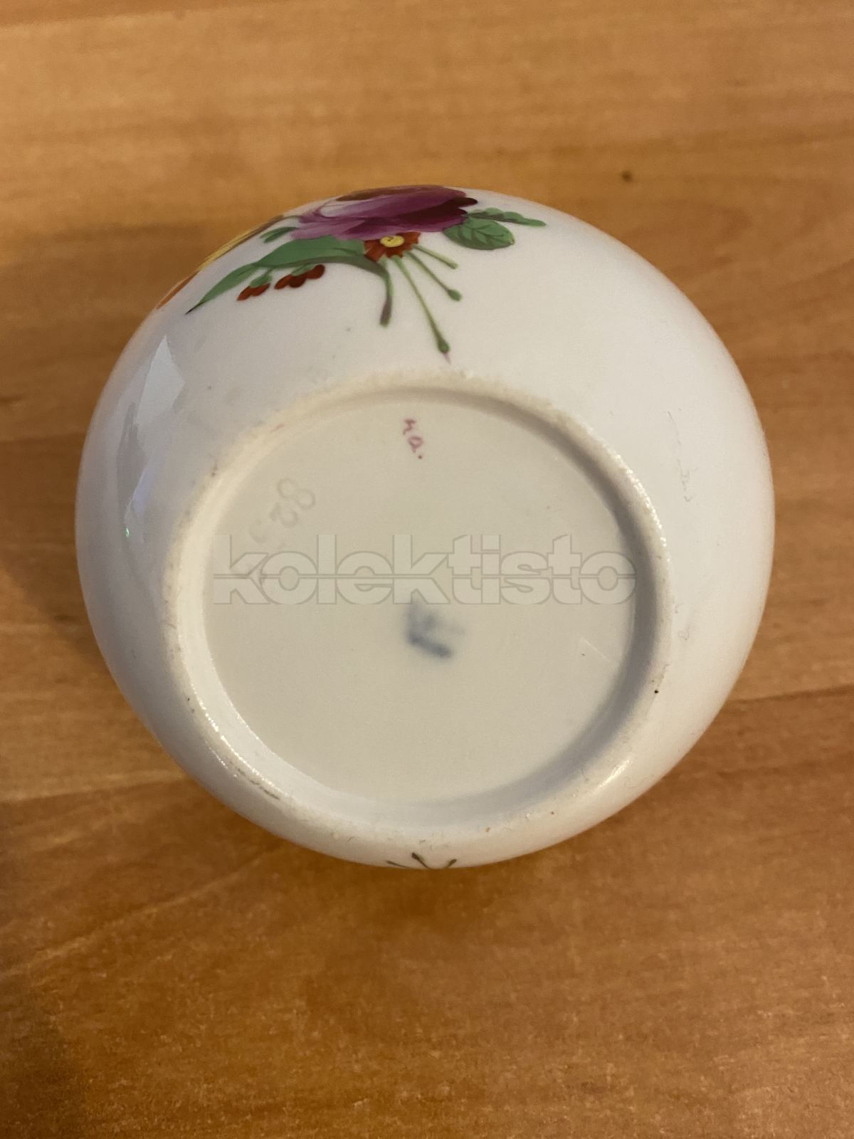 Porcelánový košíček zdobený malbou