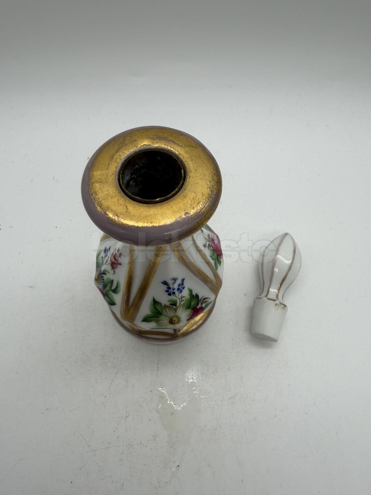 Porcelánový flakon ze soupravy