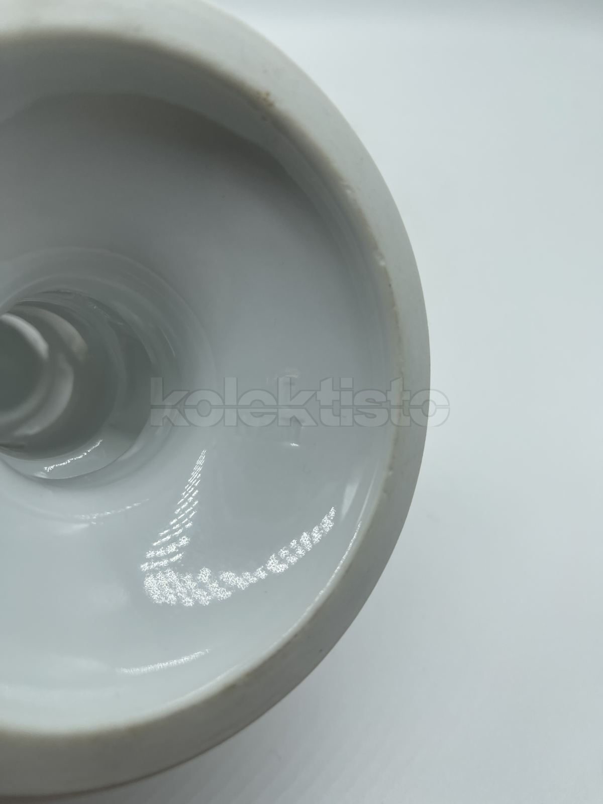 Porcelánový stojánek na zubní kartáčky