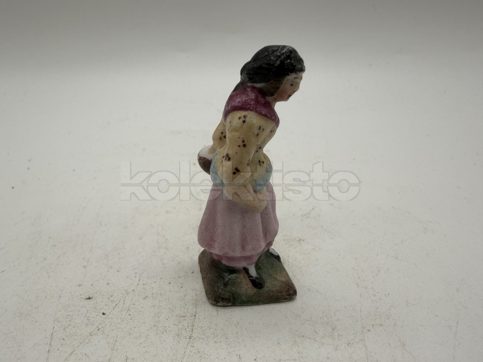 Porcelánová soška ženy