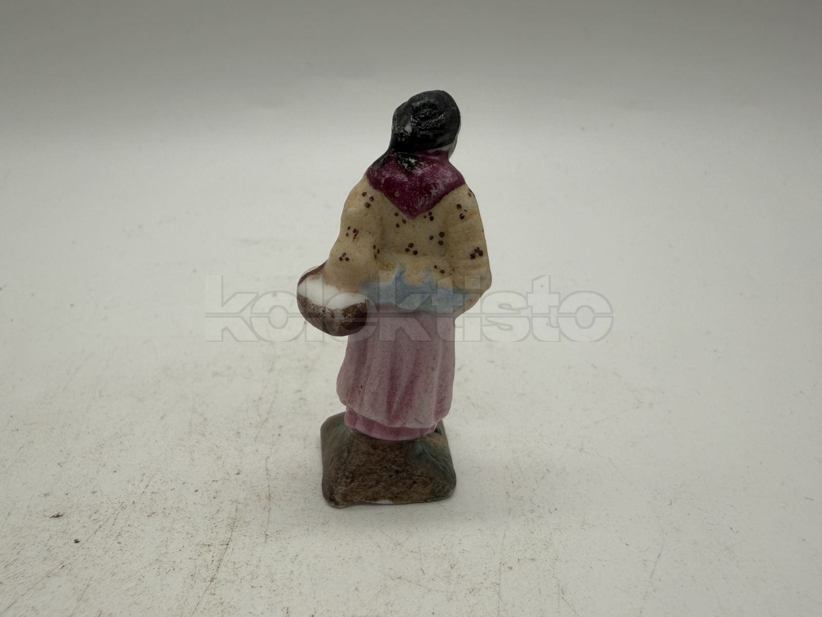 Porcelánová soška ženy