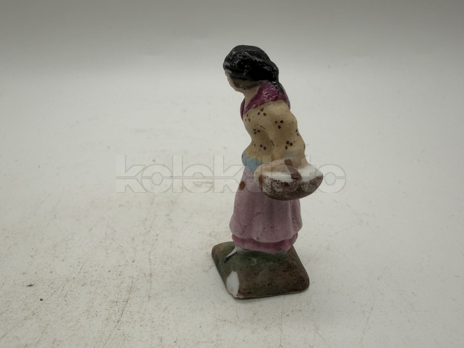Porcelánová soška ženy
