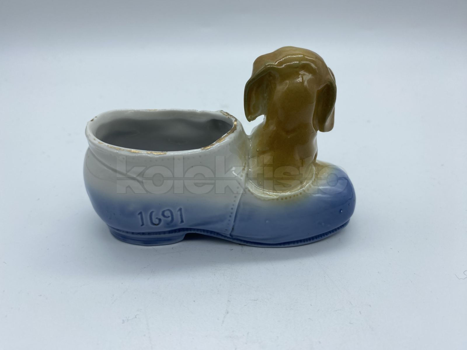 Porcelánový jehelníček pes s botou