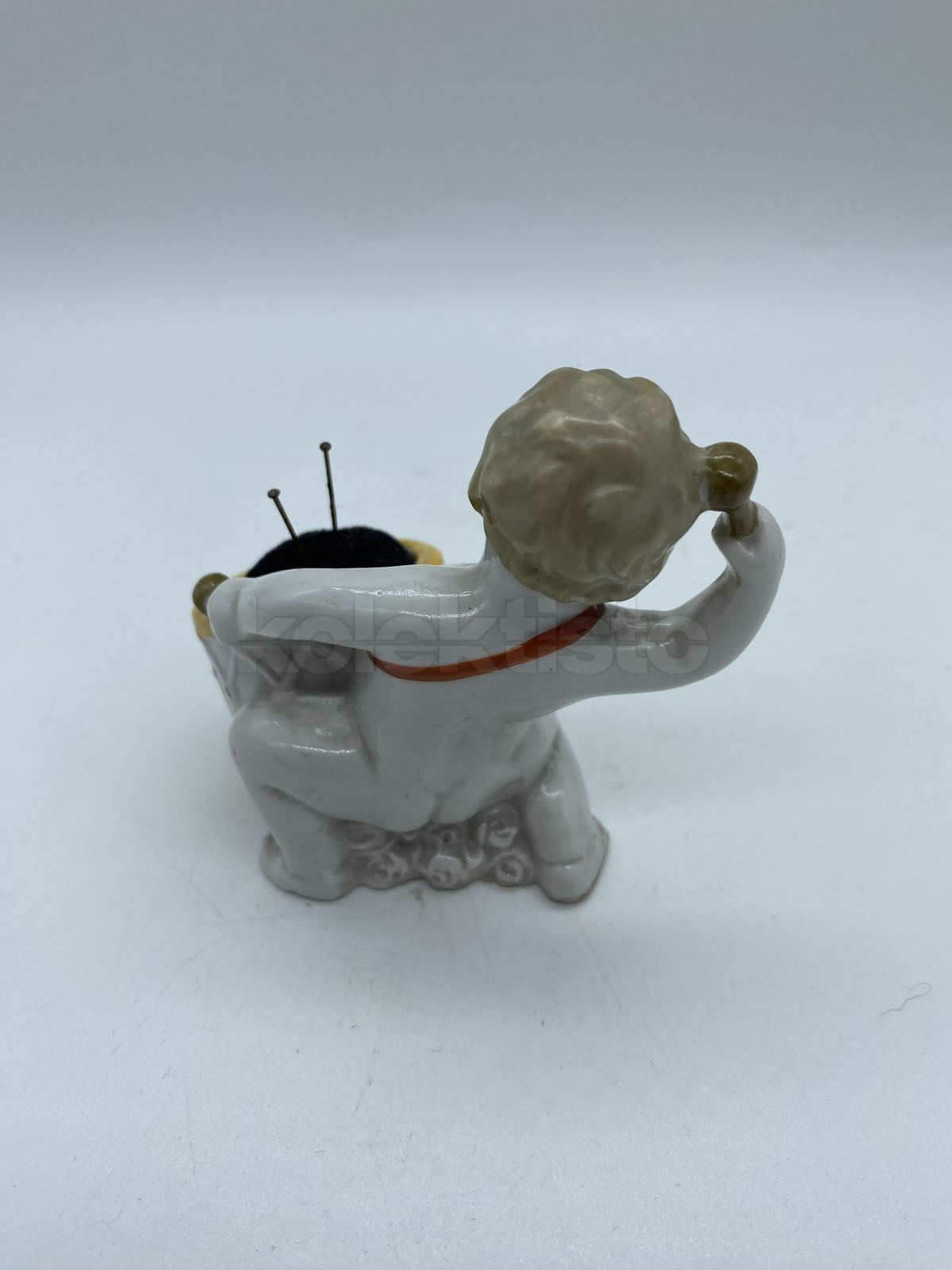 Porcelánový jehelníček chlapec s bubnem