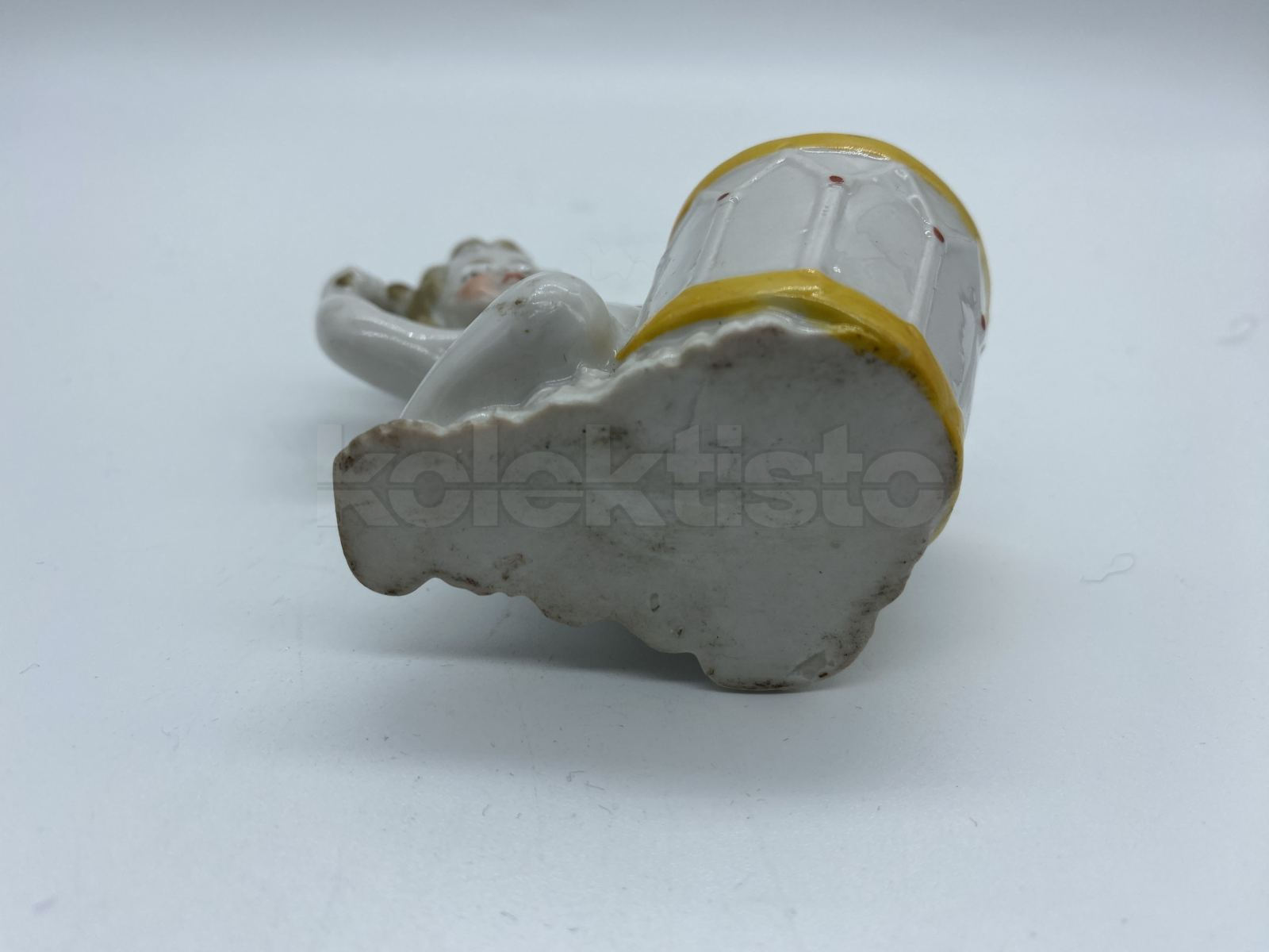 Porcelánový jehelníček chlapec s bubnem