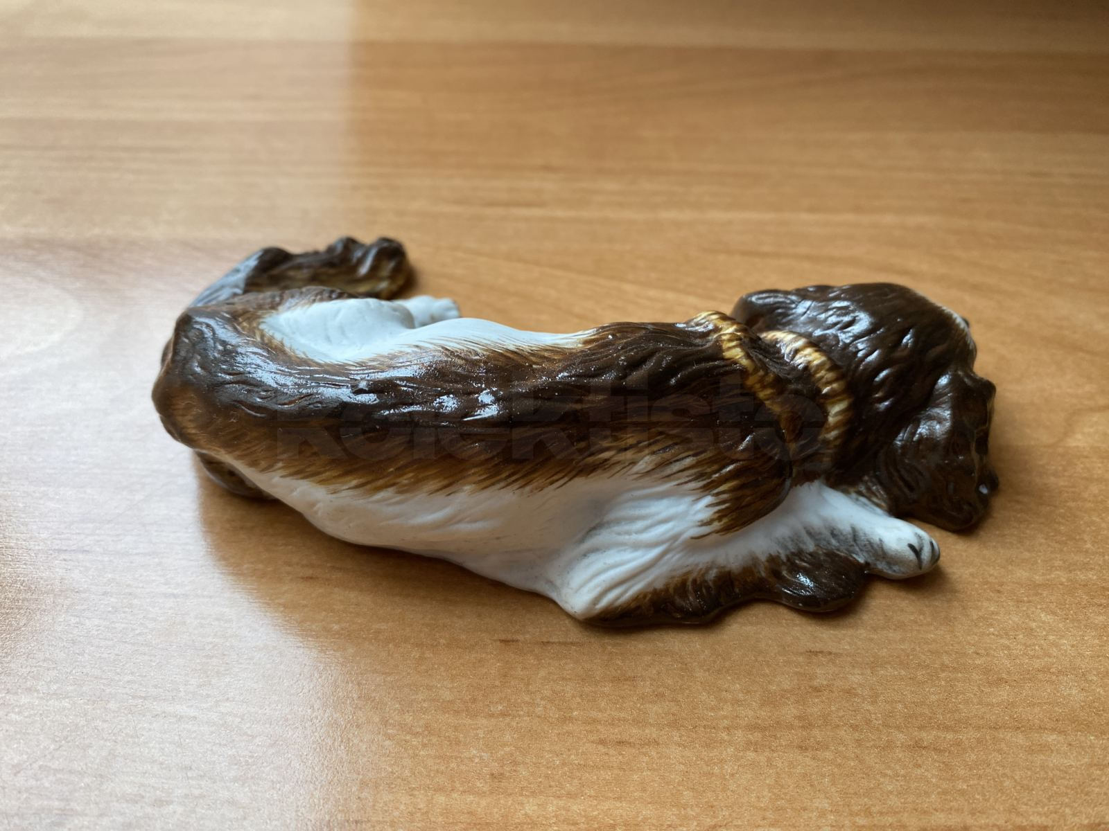 Porcelánová figurka loveckého psa