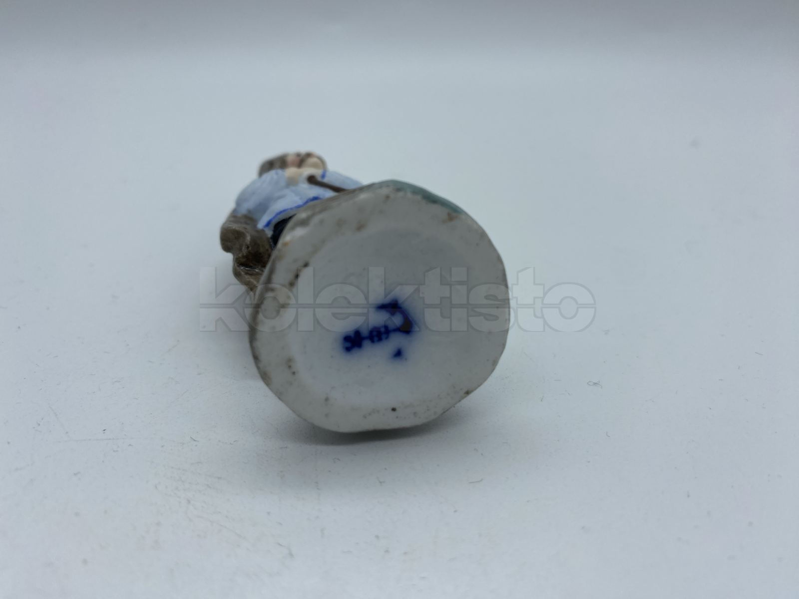 Porcelánová figurka muže