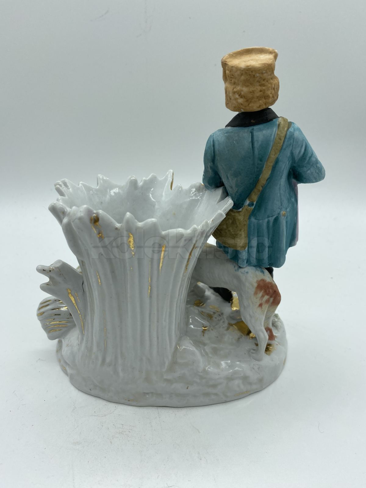 Porcelánová soška lovce s puškou, biskvit