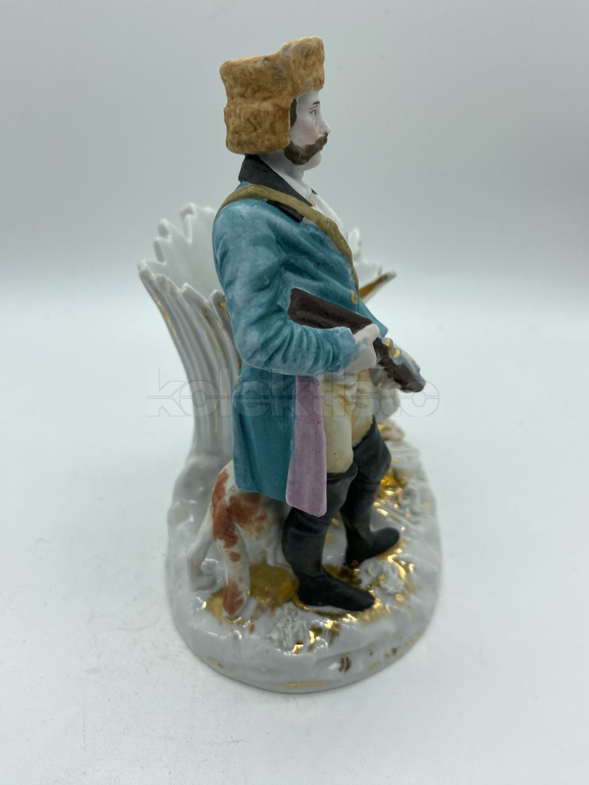 Porcelánová soška lovce s puškou, biskvit