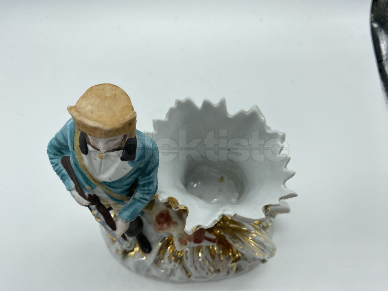 Porcelánová soška lovce s puškou, biskvit