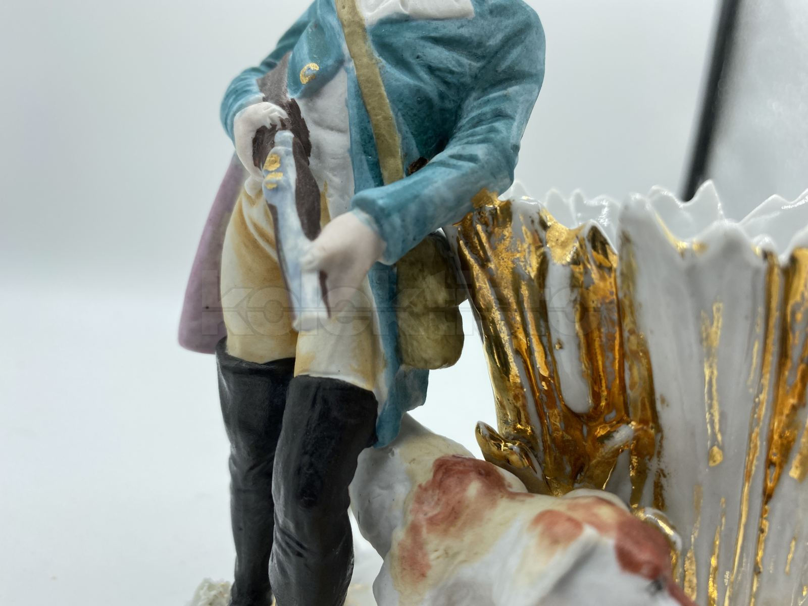 Porcelánová soška lovce s puškou, biskvit