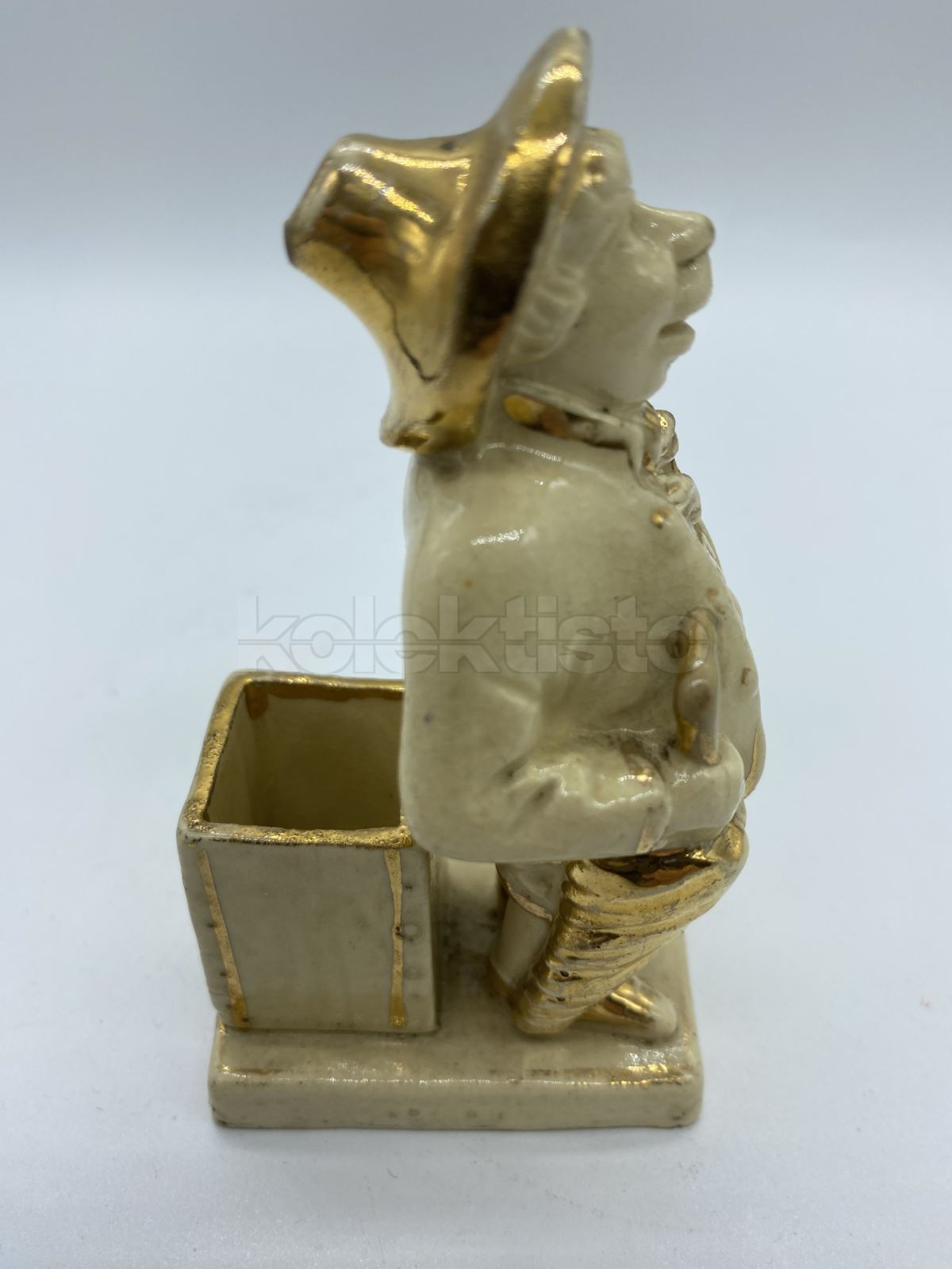 Keramická figurka muže - stojánek na sirky
