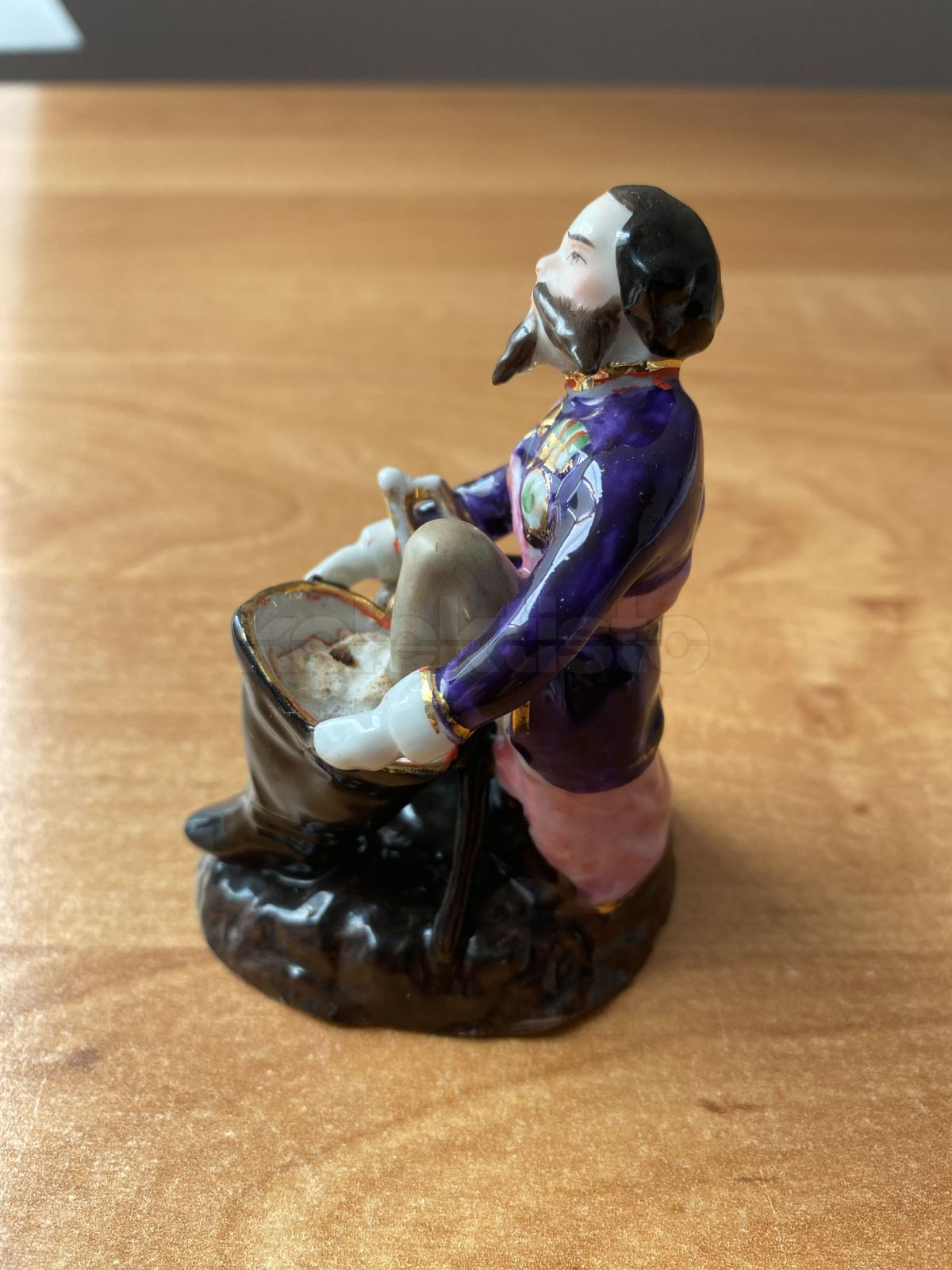 Porcelánová soška důstojníka