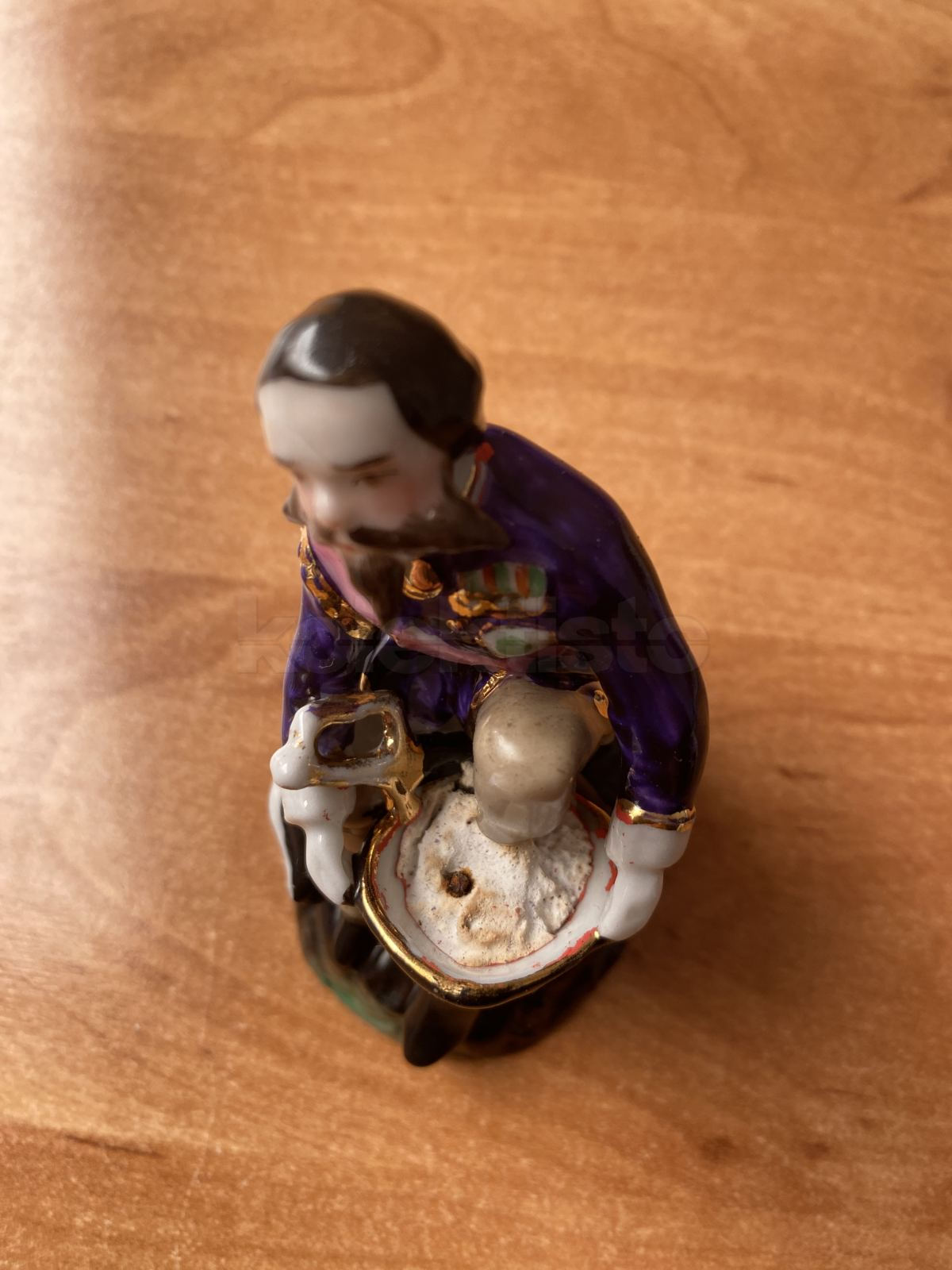 Porcelánová soška důstojníka