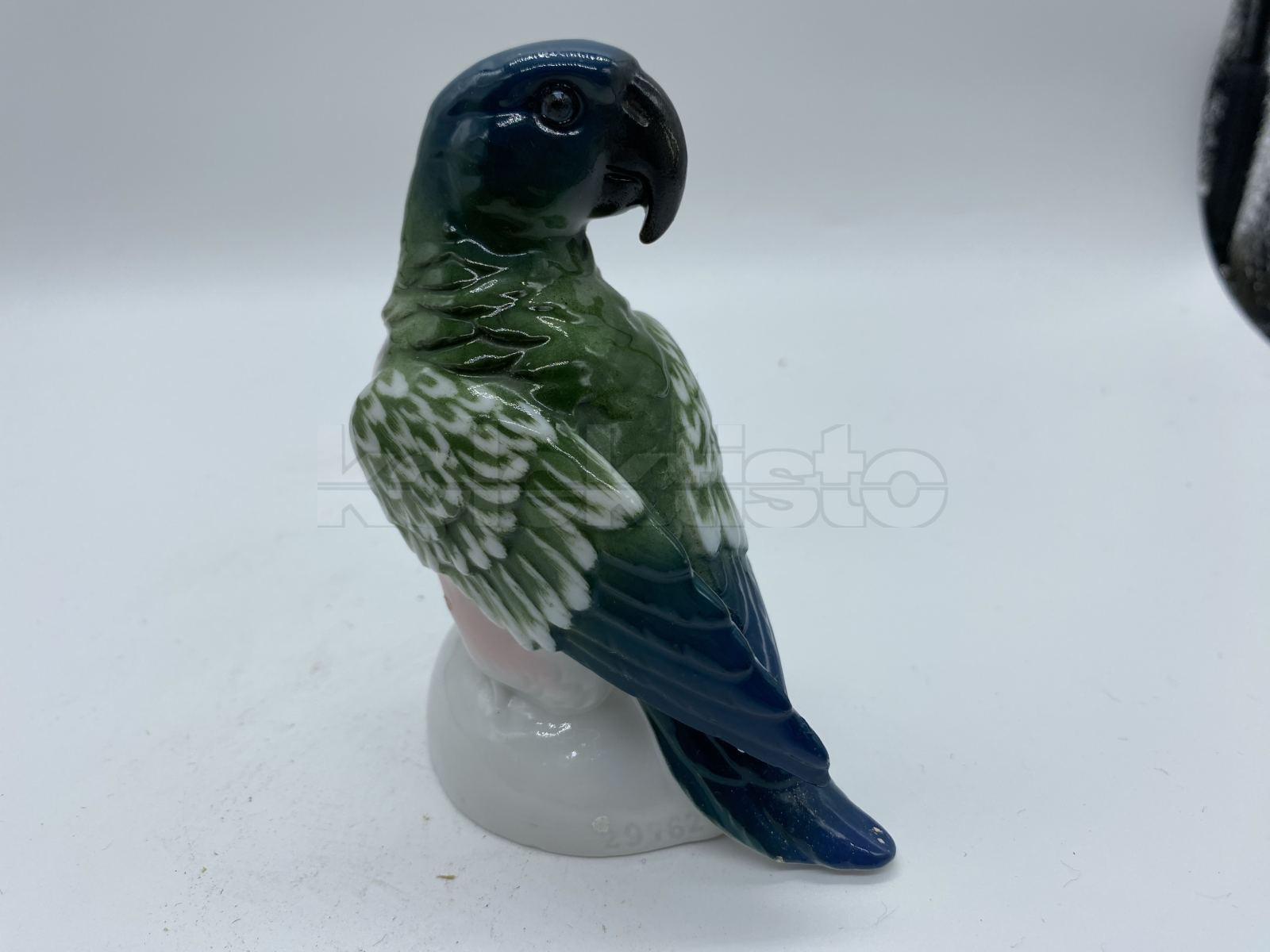 Porcelánová soška papouška